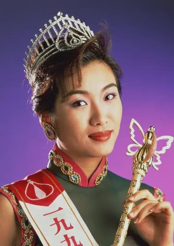 传金所 被嘲为“最差港姐冠军”的她，却嫁给男神被宠爱30年，她凭什么？