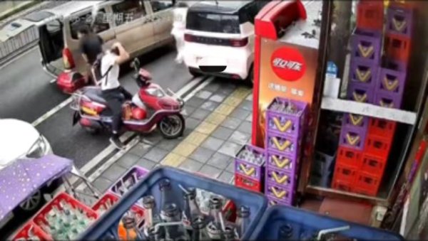 恒正网 贵阳街头两把菜刀从天而降，警方已介入